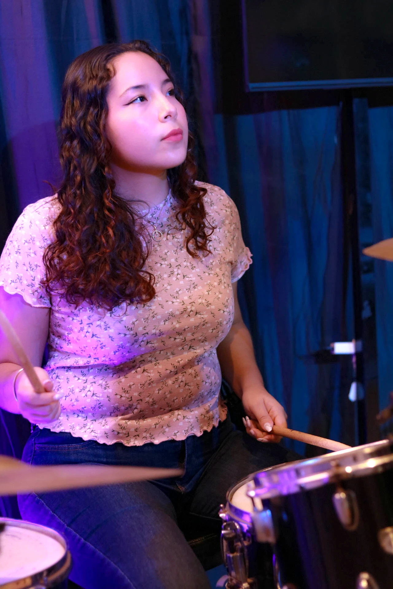 Baterista con baquetas durante una presentación en el Auditorio Comunidad Más Alto